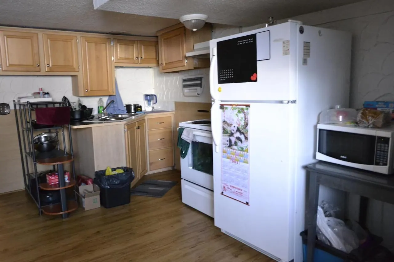 Gasthuis Private Bedroom In Basement Suite - Pineland YYC